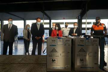 La ministra Darias presencia en Gando (Telde) la llegada de 43.000 vacunas de Pfizer-BioNTech/Acfi Press.